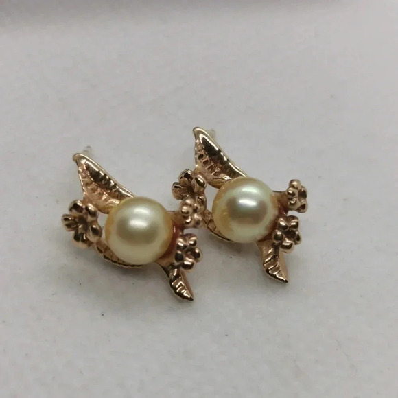 Natural pearl 10k studs - Picture 2 of 5